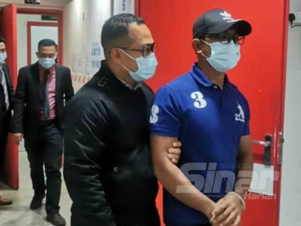 Mohd Roslan mengaku tidak bersalah atas dua pertuduhan salah guna kuasa di Mahkamah Sesyen di sini hari ini.