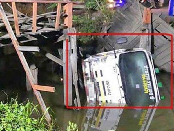 Lori bawa muatan pasir terjunam ke dalam sungai gara-gara GPS. - Foto The Thaiger