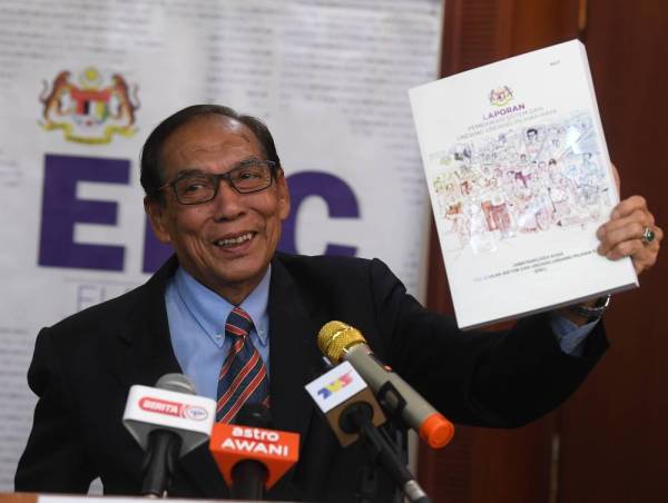 Ab Rashid menunjukkan buku laporan (ERC) ketika sidang media hari ini.
Foto: Bernama 