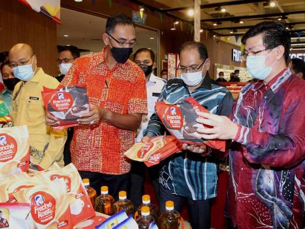 Rosol (tiga dari kanan) membuat lawatan ketika Kempen Beli Barangan Malaysia@The Store 2020 yang berlangsung di SB Mall, Bukit Rahman Putra hari ini. FOTO SINAR HARIAN /ASRIL ASWANDI SHUKOR.