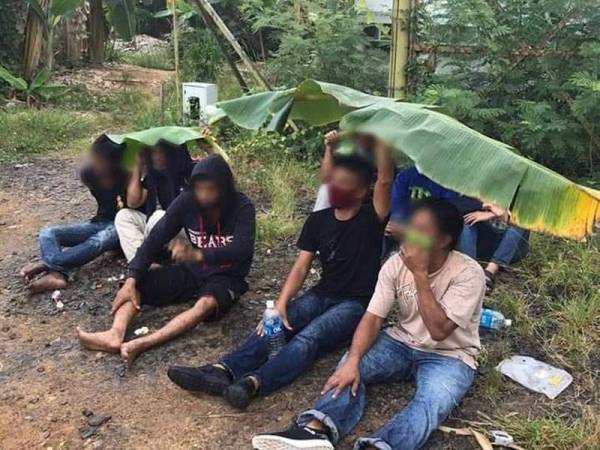 PPM menahan 11 pendatang haram termasuk seorang kanak-kanak perempuan yang menyusup masuk ke daerah ini melalui perairan Tawau dan bersembunyi di sebuah kebun pisang di Kampung Tawau Lama di sini pagi tadi.