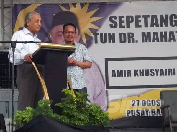 Dr Mahathir bersama calon Bebas mewakili Pejuang, Amir Khusyairi Mohamad Tanusi pada Program Sepetang di Pusat Bandar Felda Gunung Besout 3, hari ini.