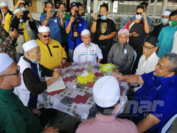 Mohd Zaidi bersama Mursyidul Am Pas, Datuk Hashim Jasin (dua dari kanan) dan pimpinan Pas yang hadir ke majlis perasmian Kompleks Tarbiah Riyadhus Solehen Pondok Muallim hari ini.
