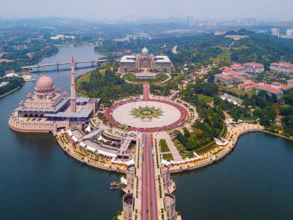 Sepanjang 25 tahun sejak pelancarannya, Putrajaya semakin berkembang maju sebagai bandar raya bukan sahaja pada aspek pembangunan fizikal tetapi juga aspek pembangunan sosioekonomi. - Foto 123RF