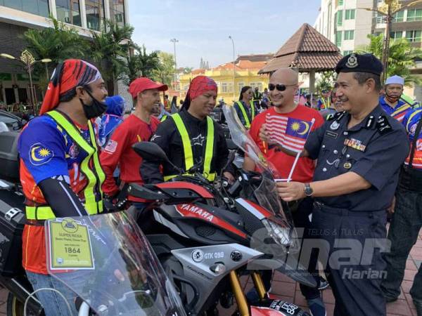 Abdullah (kanan) dan Hafiz (dua dari kanan) beramah mesra bersama peserta Konvoi Ride Merdeka Kelantan 2020 sebelum pelepasan hari ini.