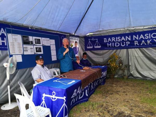 Najib ketika menyampaikan ceramah di hadapan penyokong Barisan Nasional (BN) di PDM Kuala Slim di sini hari ini. 