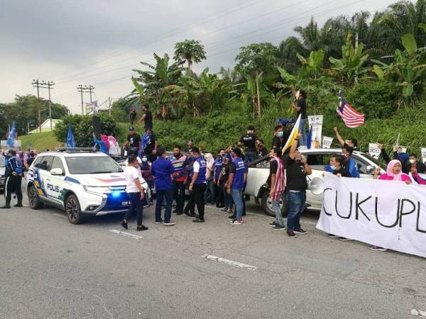 Anggota polis meminta peserta 'flash mob' bersurai bagi memastikan laluan berjalan lancar.