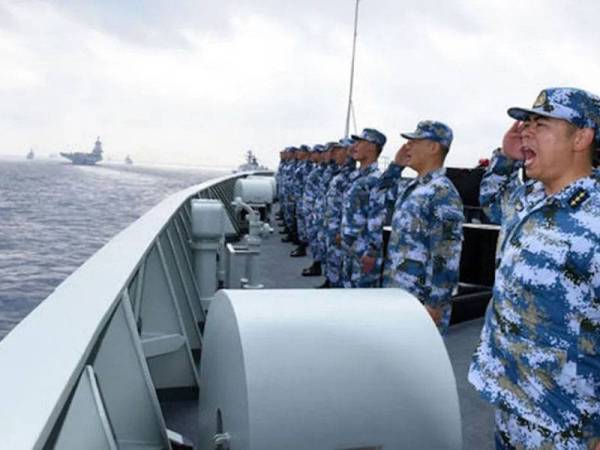 Gambar fail menunjukkan askar-askar China di atas sebuah kapal tentera China di Laut China Selatan. - Foto AFP