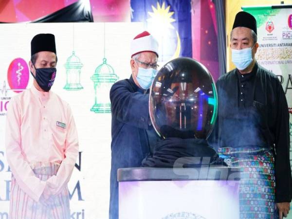 Zulkifli (tengah) dan Wan Mohd Azizi (kiri) ketika perasmian Program Hijrah Merdeka dan Majlis Pelancaran Takwim Hijrah PICOMS MAIWP di Kampus Batu Muda PICOMS, kelmarin.