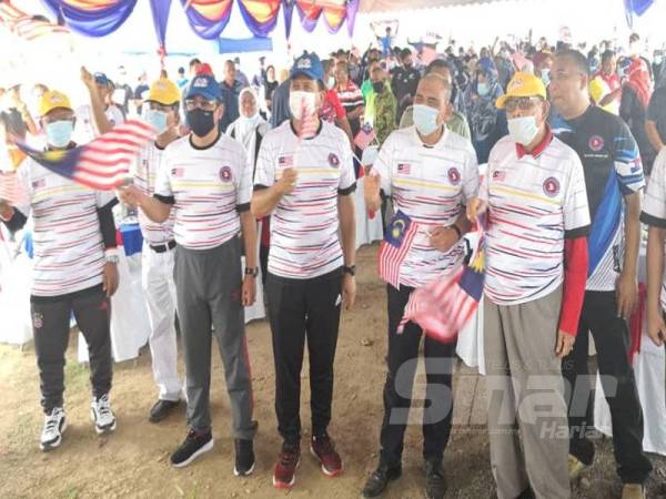 Muslimin (tiga dari kiri) hadir mengibarkan Jalur Gemilang pada Program Ride Against Drugs 2020 di Pasar Jerami Parit Parit 14, Ban Kenal hari ini.