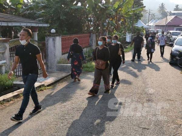 Masyarakat orang asli dari Kampung Sungai Jentong yang hadir ke Pusat Mengundi SJKT Trolak, pagi tadi.