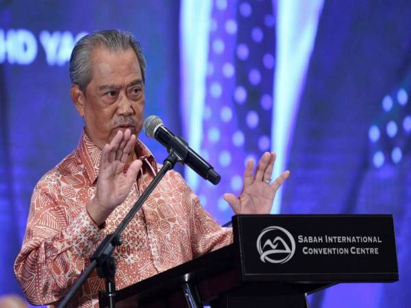 Perdana Menteri Tan Sri Muhyiddin Yassin ketika berucap pada Majlis Perjumpaan Bersama Penjawat Awam Persekutuan Negeri Sabah di Pusat Konvensyen Antarabangsa Sabah hari ini. - Foto Bernama