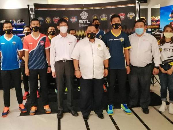 Akramuddin (tengah) hadir pada majlis pelancaran jersi pasukan Liga Sepak Takraw (STL) 2020 di sebuah pusat beli-belah Kuala Lumpur semalam. - FOTO ZURAIMEE ZAINAL