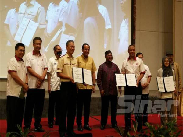 Khairuddin (enam dari kiri) dan Ahmad Samsuri (lima dari kiri) menyaksikan MoA yang diadakan di Hotel Paya Bunga, di sini hari ini.