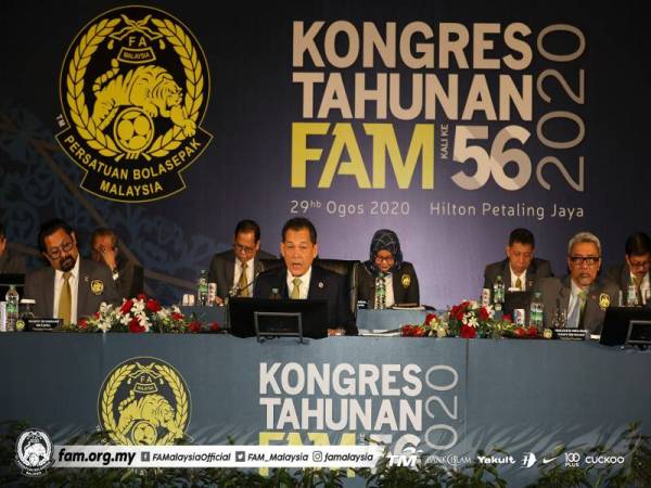 Hamidin (tengah) ketika mempengerusikan Kongres Tahunan FAM ke-56 di Petaling Jaya di sini. - Foto FAM