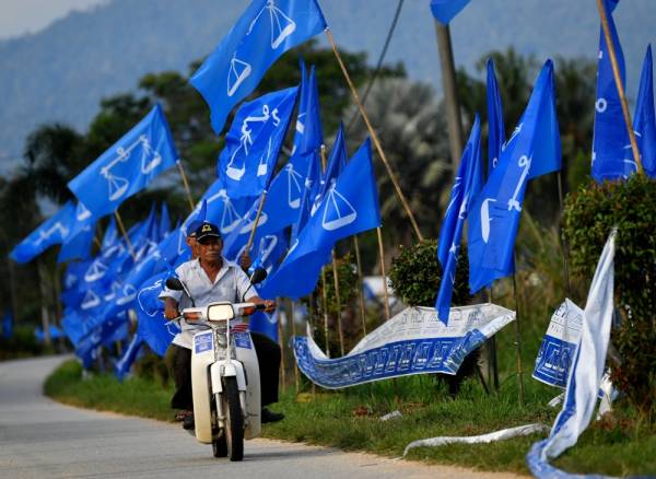 PRK DUN Slim pada 29 Ogos ini menyaksikan pertandingan tiga penjuru antara calon BN Mohd Zaidi Aziz dengan dua calon bebas iaitu Amir Khusyairi Mohamad Tanusi dan S. Santharasekaran. -Foto Bernama