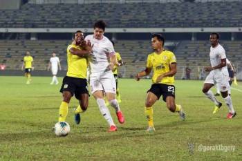 Antara aksi menarik pertemuan Perak Melaka United di Ipoh malam tadi. Foto: Perak TBG