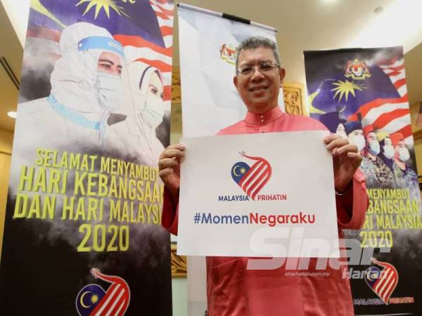 Saifuddin menunjukkan plakad #MomenNegaraku bagi mengajak rakyat Malaysia bersama-sama menyemarakkan sambutan Hari Kebangsaan pada tahun ini. - FOTO ASRIL ASWANDI SHUKOR