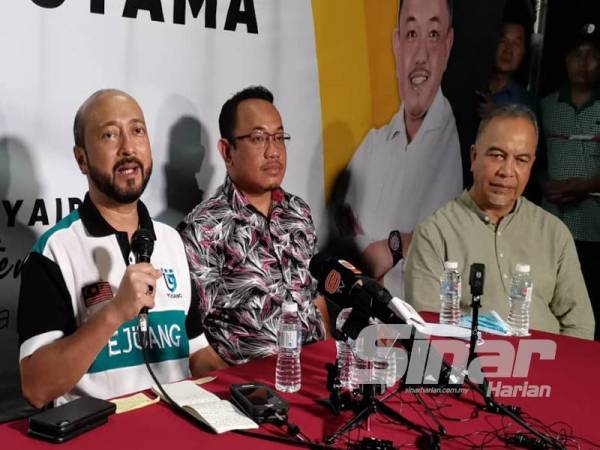 Mukhriz (kiri) pada sidang media di Bilik Gerakan Utama Pejuang di Slim River di sini semalam.