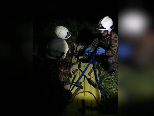 Anggota JBPM menaikkan mayat mangsa yang ditemui di dalam longkang berhampiran Taman Vista Valley semalam.