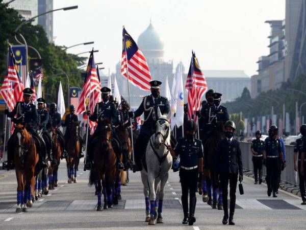 Aminuddin mengetuai Perarakan Pasukan Berkuda Perkhidmatan Awam di Dataran Putrajaya hari ini. - Foto Bernama