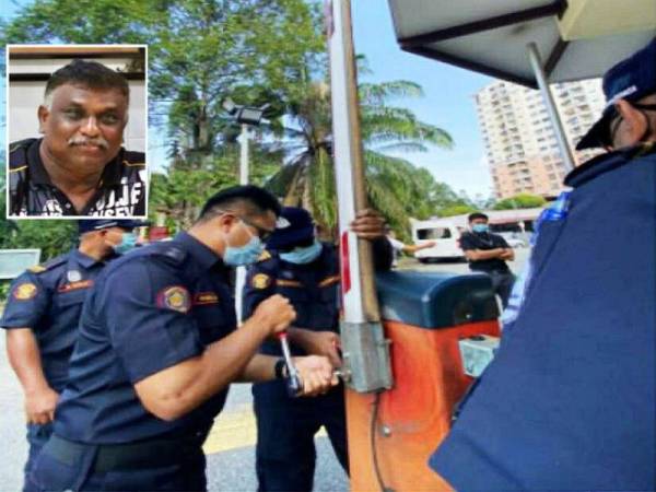 Penguat kuasa MPS mencabut palang keselamatan di taman perumahan Taman Wangsa Permai Khamis lalu. Gambar kecil:Chandra Kumar