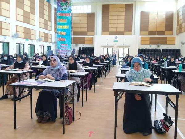 Haniliza (depan, kiri) bersama guru dan pelajar bersama-sama menjayakan Malaysia #QuranHour peringkat sekolah yang berlangsung di Dewan Afzan, SMK Tengku Afzan, Kuantan hari ini.