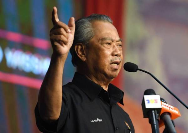 Muhyiddin menyampaikan ucapan ketika hadir pada majlis perjumpaan bersama pemimpin masyarakat di Dewan Hakka, Sandakan hari ini. - Foto Bernama
SANDAKAN, Aug 30 -- Prime Minister Tan Sri Muhyiddin Yassin delivers his speech at a meeting with community leaders at Dewan Hakka, Sandakan today.
--fotoBERNAMA (2020) COPYRIGHT RESERVED