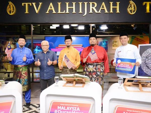 Hussamuddin (dua dari kiri) bergambar bersama-sama pentadabbur dari kiri: Ketua Pegawai Penyelidik WUIF, Fazrul Ismail; Timbalan Pengarah (Akademik dan Pentadbiran) Institut Sains Islam, Universiti Sains Islam Malaysia, Dr Ahmad Sanusi Azmi; Ustaz Ahmad Tirmizi Ali dan Ustaz Ahmad Tarmizi Abdul Rahman sejurus tamatnya program Malaysia #QuranHour dan World #QuranHour di Studio TV Alhijrah, Kuala Lumpur.