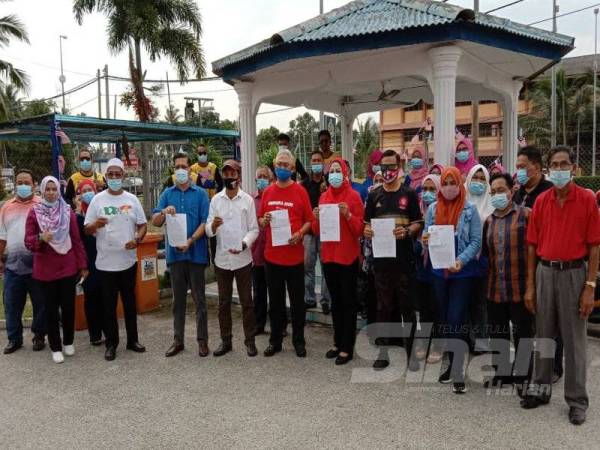 Noh (depan, lima dari kiri) bersama sebahagian penyokongnya membuat laporan polis di Balai Polis Tanjong Karang, hari ini.