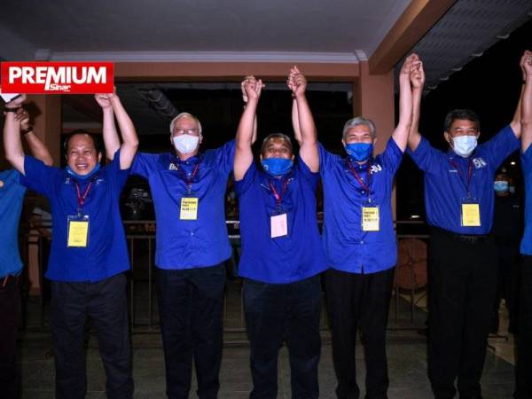 Calon Barisan Nasional (BN) Mohd Zaidi Aziz (tengah) meraikan kemenangan bersama pimpinan tertinggi BN. -Foto Bernama