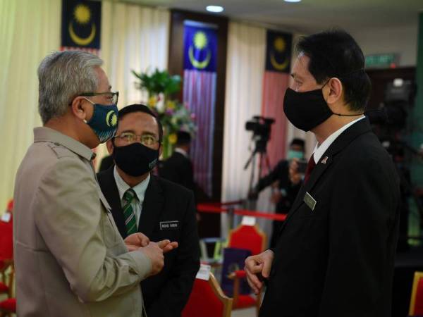 Dr Noor Hisham (kanan) beramah mesra bersama Menteri Kanan (Pertahanan), Datuk Seri Ismail Sabri Yaakob pada Majlis Sambutan Hari Kebangsaan 2020 di Dataran Pahlawan Negara hari ini. Turut kelihatan Ketua Pengarah Majlis Keselamatan Negara, Mohd Rabin Basir (tengah). - Foto Bernama