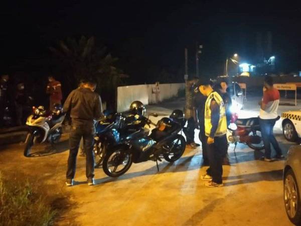 Pemeriksaan dijalankan polis dalam Op Bersepadu Ambang Merdeka malam tadi. - Foto ihsan IPD Taiping