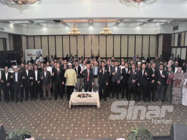 Razali (depan, tengah) bersama ahli lembaga pengarah dan wakil KHSB dan kerajaan negeri.