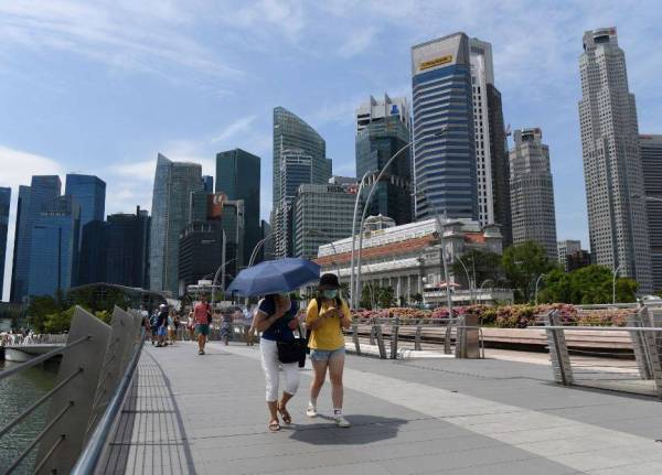 Singapura mengesahkan 41 kes baharu jangkitan Covid-19 dalam tempoh 24 jam lalu menjadikan jumlah keseluruhan kes yang dicatatkan di republik itu sebanyak 56,812. -Foto AFP