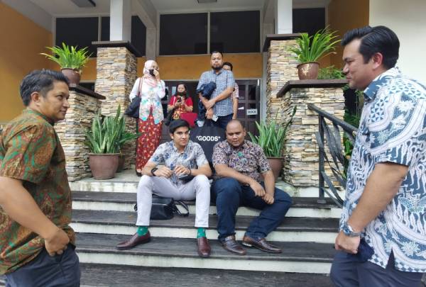 Syed Saddiq berbual bersama anak muda yang hadir selepas tamat pertemuan Rundingan Muda Malaysia di Kelab Sultan Sulaiman, Kampung Baru, Kuala Lumpur hari ini.