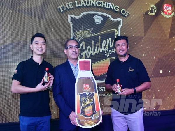 Victor (kiri), Bakry (tengah) dan Ahmad Farid pada majlis pelancaran Golden Syrup di ibu negara baru-baru ini.
