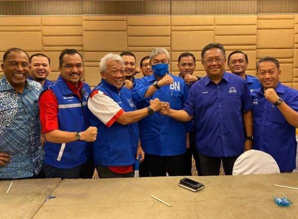 Bung Moktar (tiga kiri) dan Abdul Rahman (dua kanan) membuat tanda berdamai sambil disaksikan Ahmad Zahid (tengah), Asyraf Wajdi (dua kiri) dalam satu program parti di Sepanggar pagi tadi.