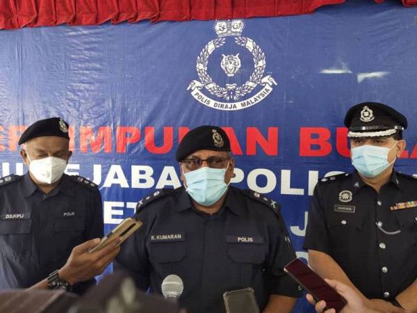 Kumaran (tengah) ditemui pemberita selepas menyempurnakan pelancaran Ops Pencegahan Jenayah Kontinjen Selangor di IPD Petaling Jaya, hari ini.