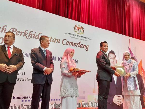 Mohd Shahar (empat, kiri) menyampaikan sijil APC PPD Kuantan kepada salah seorang penerima pada Majlis APC di UMP Gambang hari ini.