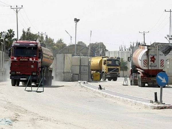 Gambar fail menunjukkan sebuah lori memasuki Lintasan Kerem Shalom yang terletak di sempadan Israel dengan Genting Gaza. - Foto AFP