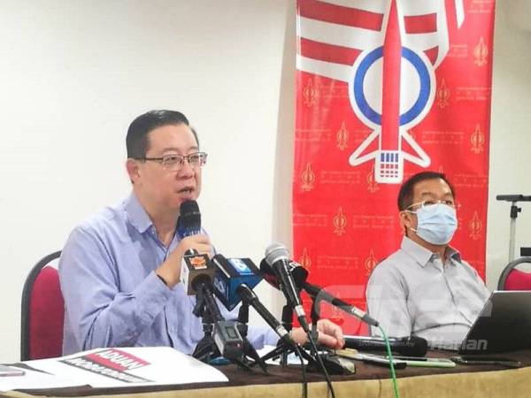 Lim Guan Eng bercakap kepada pemberita pada sidang akhbar di Pejabat DAP di Kuala Lumpur hari ini.