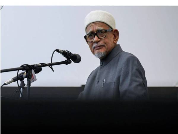 Presiden Pas, Datuk Seri Abdul Hadi Awang berucap pada Konyensyen Setengah Tahun Pentadbiran Perikatan Nasional (PN) di Persatuan Alumni Universiti Malaya (PAUM) hari ini. - Foto Bernama