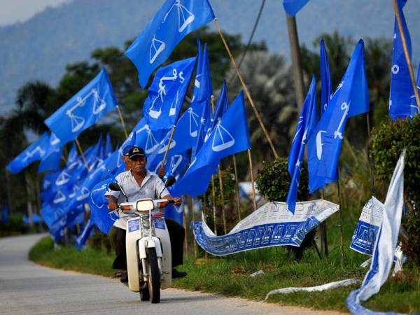 Calon BN, Mohd Zaidi Aziz memperoleh 13,060 undi dalam pertandingan tiga penjuru bersama dua calon Bebas pada PRK DUN Slim. - Foto Bernama