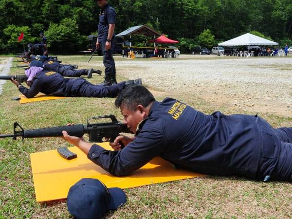 Rosli hadir menyertai Ujian Kemahiran Menembak Senjata Kecil di Lapang Sasar Bukit Jugra, Banting hari ini.