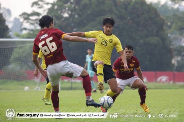 Wan Kuzri (tengah) antara tonggak skuad B-19 semasa aksi persahabatan baru-baru ini. -Foto: Football Association of Malaysia