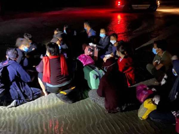 Seramai 21 PATI diberkas ketika cuba keluar dan masuk ke negara ini di pesisir pantai Tanjung Lompat, Kota Tinggi, Johor, awal pagi tadi. - Foto Markas Divisyen Ketiga Infantri Malaysia