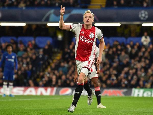 Van de Beek antara penyerang muda yang menyerlah di peringkat Eropah.