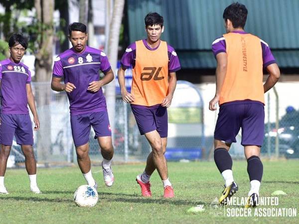 Pemain-pemain Melaka United giat menjalani latihan sebagai persediaan berdepan Terengganu FC Jumaat ini. Foto: Melaka United Soccer Association - MUSA