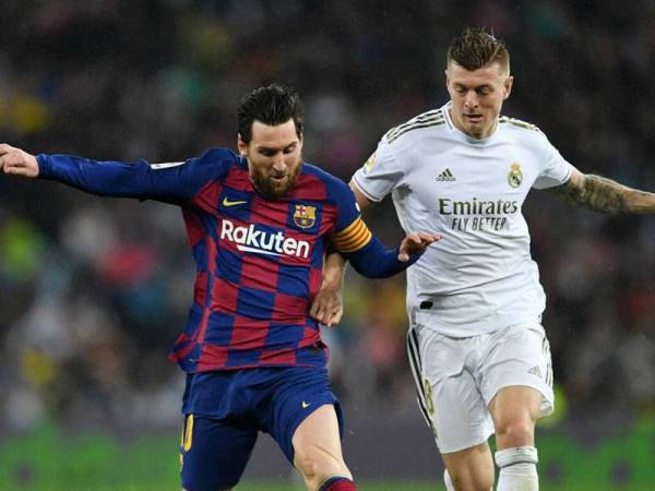 Kroos (kanan) menyifatkan Barcelona kehilangan senjata utama jika melepaskan Messi.